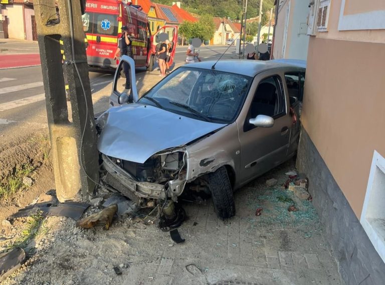 ULTIMA ORĂ/FOTO: Bărbat în stare critică după un accident groaznic. O mașină s-a făcut praf într-un stâlp
