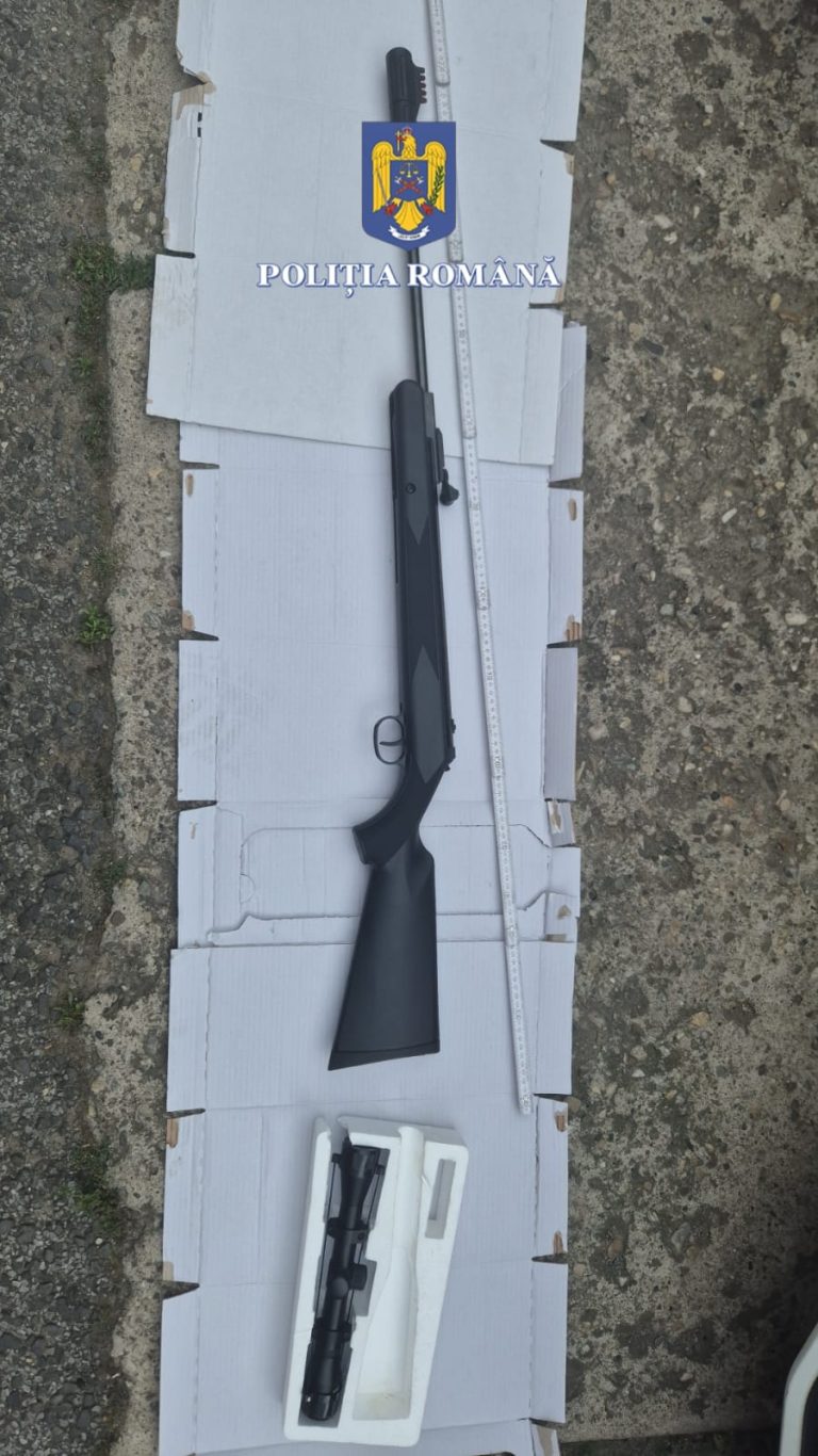 ULTIMA ORĂ/FOTO: Doi tineri din Mediaș au scos la vânzare o armă pe internet