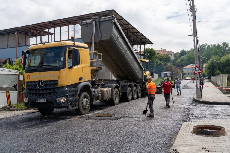 FOTO/VIDEO: Se asfaltează strada Sticlei din Mediaș