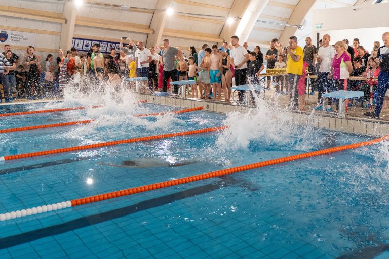 Aproape 8.000 de persoane au folosit bazinul de înot din Mediaș după inaugurare