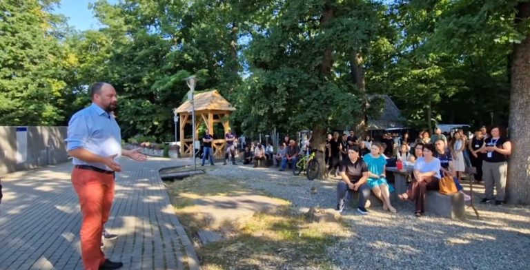 VIDEO: Directorul Muzeului Astra în fața angajaților. „Rup munții dacă vă am lângă mine. Nu vreau să se atingă nimeni de un leu din salariul vostru”