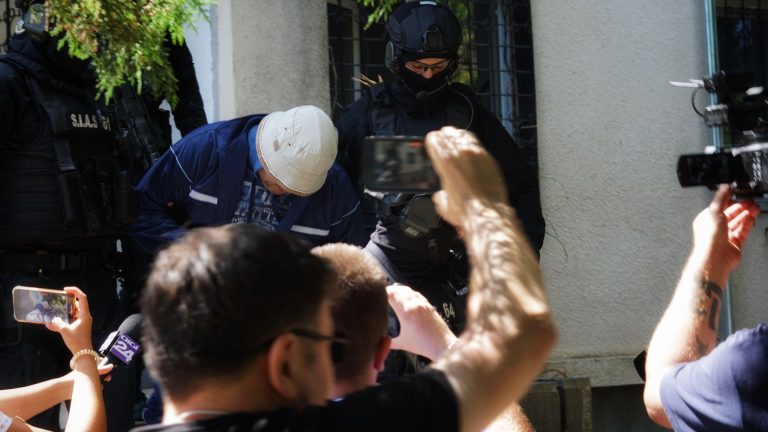 FOTO/VIDEO: Polițiștii, tot mai aproape de prinderea criminalului căutat în toată România