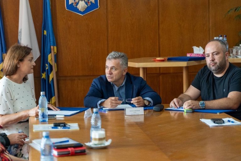 VIDEO: Contract de 7 milioane de lei pentru dotarea laboratoarelor de informatică și sălilor de clasă din Mediaș