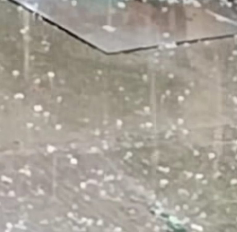 FOTO/VIDEO: A plouat cu gheață la Rășinari. A fost Cod Roșu de grindină și ploi torențiale
