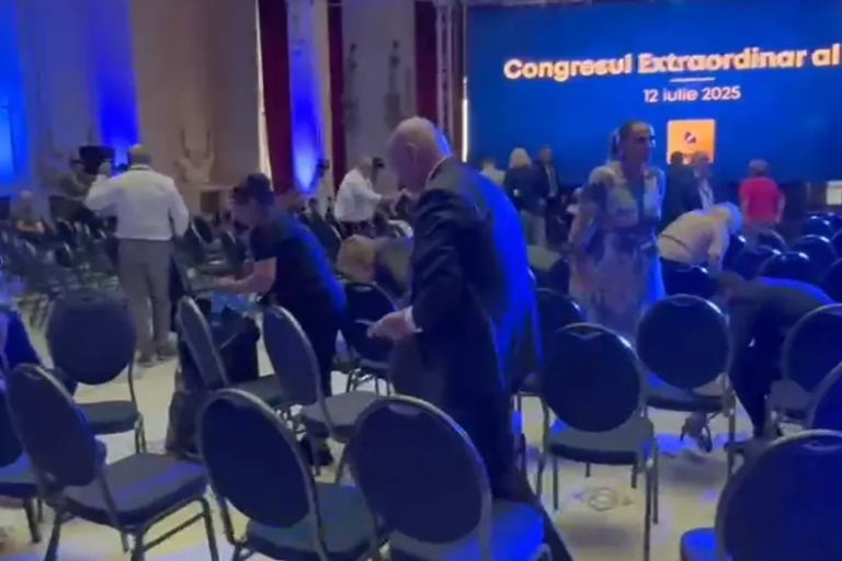 FOTO/VIDEO: Premierul Ilie Bolojan a făcut curat după colegii săi. A adunat gunoaiele lăsate la Congresul PNL