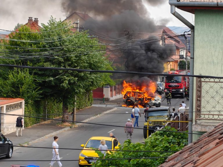 ULTIMA ORĂ/FOTO: O mașină a luat foc după un accident în Sibiu. 6 persoane au fost implicate