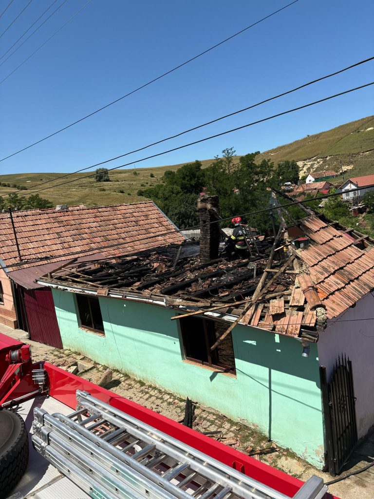 ULTIMA ORĂ/FOTO: Acoperișul unei case și alte bunuri, distruse de foc