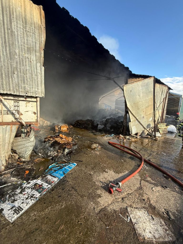ULTIMA ORĂ/FOTO: Incendiu de proporții într-o hală de deșeuri. Pagube importante în urma evenimentului