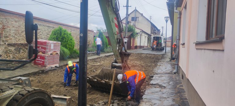 Se lucrează la sistemele de apă și canalizare pe 3 străzi din Mediaș. Vor fi restricții de trafic