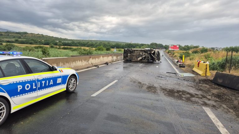 FOTO: Microbuz răsturnat pe DN 1. Două persoane transportate la spital