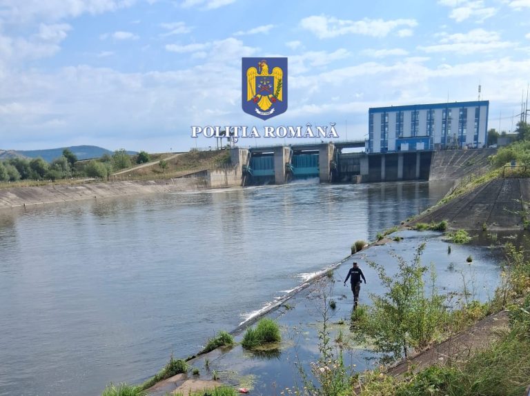 FOTO: Prinși la pescuit ilegal pe râul Olt. Ce „surprize” au găsit polițiștii
