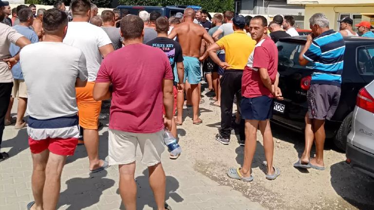 Revoltă într-o localitate din România: oameni acuzați că fură apa dintr-un râu pentru irigarea culturilor agricole