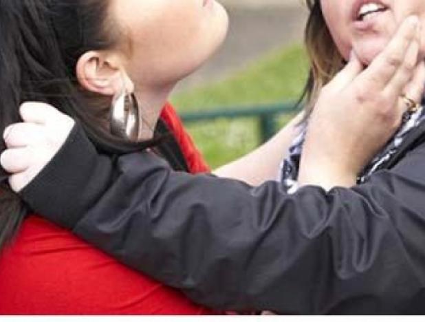 Scandal între vecine. S-a lăsat cu bătaie, poliție și un ordin de protecție