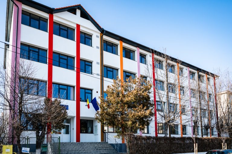 FOTO: Școala 25 din Valea Aurie a fost modernizată. Cum arată după lucrări