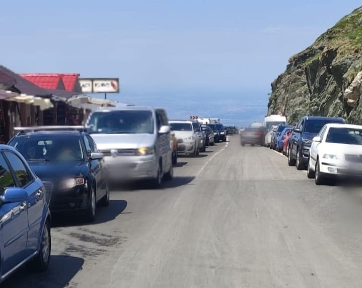 FOTO: Trafic blocat pe Transfăgărășan din cauza mașinilor parcate pe marginea șoselei
