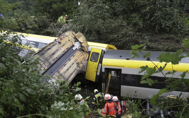 FOTO/VIDEO: Catastrofă feroviară în Germania. 4 oameni au murit după ce un tren a deraiat
