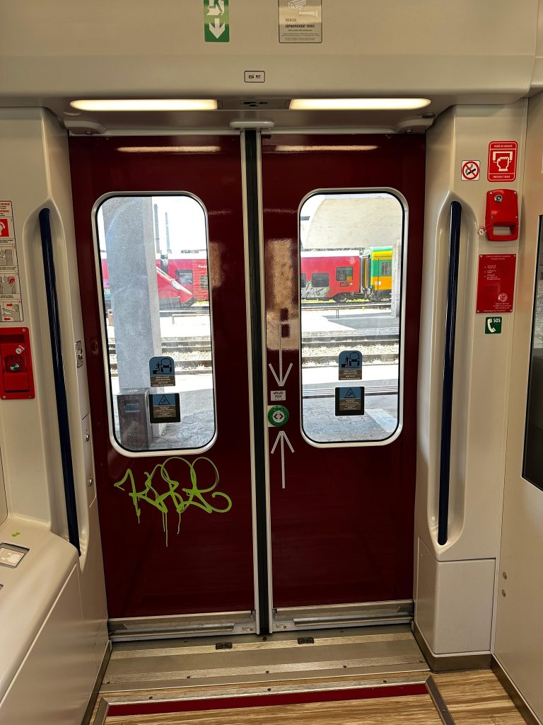 FOTO: De multe ori ne lipsește bunul simț. Primul tren electric nou pus în circulație în România a fost vandalizat