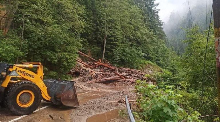 ULTIMA ORĂ/FOTO/VIDEO: Viitură pe Transfăgărășan. Circulația este blocată complet