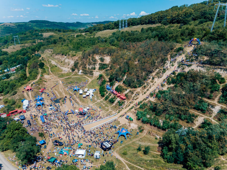 Red Bull Romaniacs pune la dispoziție autobuze speciale pentru accesul la finish-ul din Gușterița. Lăsați mașinile acasă!