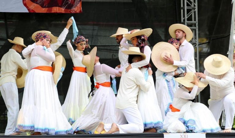 Festivalul Internațional de Folclor „Cântecele Munților”. Din cauza vremii nefavorabile, spectacolele din Piața Habermann se mută la Centrul Cultural „Ion Besoiu”