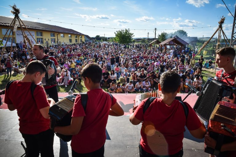 Seară de muzică și dans la Căminul Cultural din Roșia
