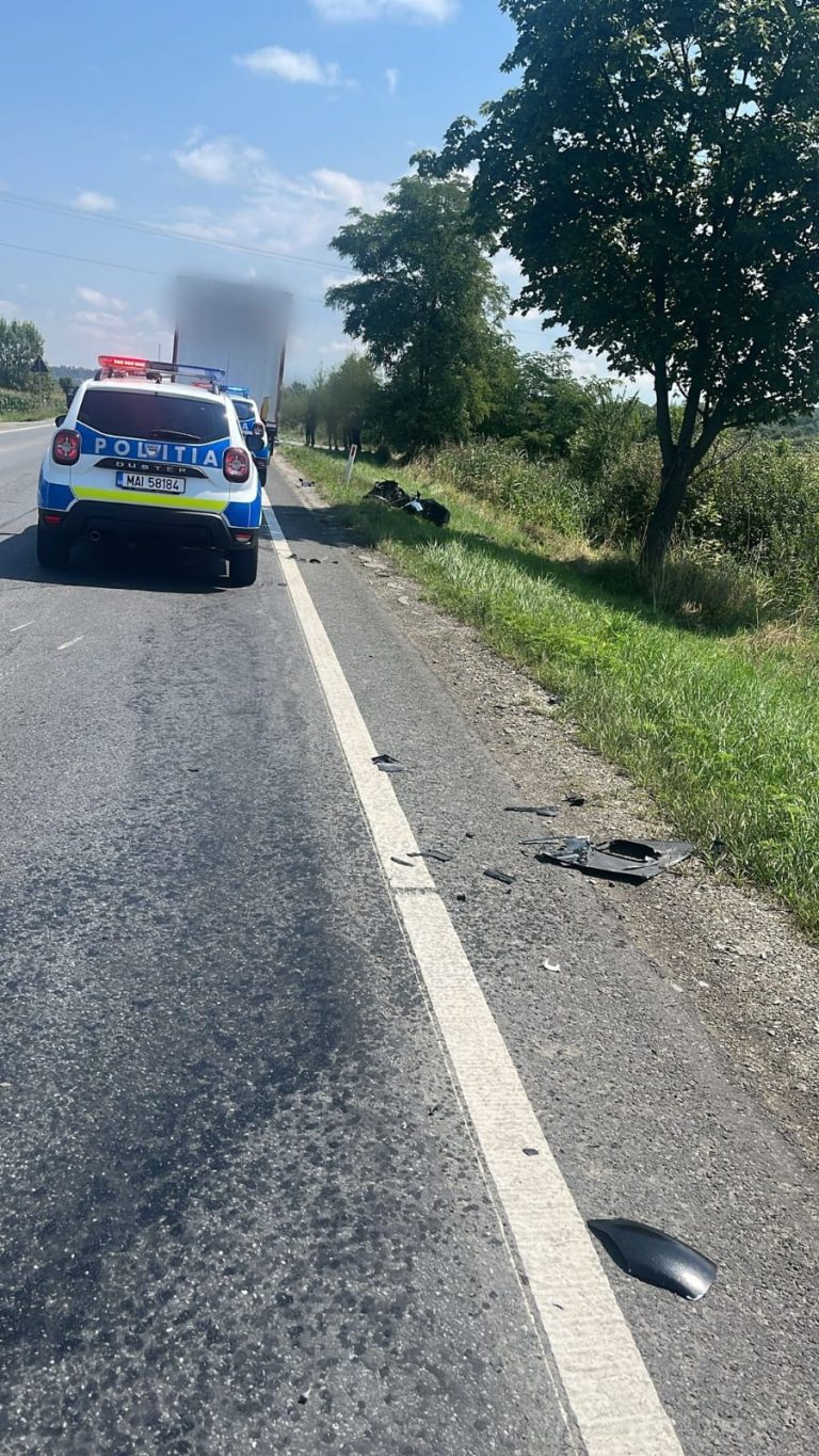 ULTIMA ORĂ/FOTO: Motociclist implicat într-un accident rutier. S-a lovit de un camion