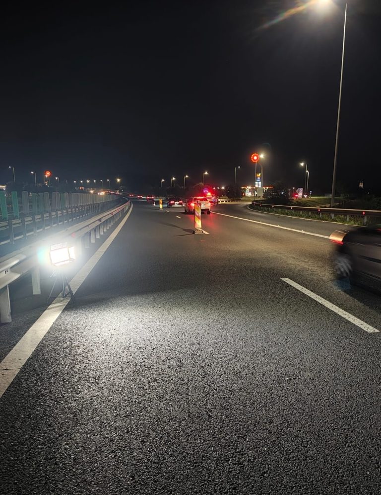 FOTO: Șoferiță cu alcoolemie record, oprită de polițiști pe A1