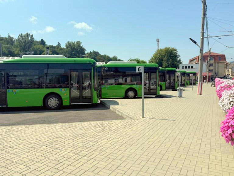 FOTO: Autobuzele electrice au ajuns în Autogara Mediaș. Legături între municipiu și nordul județului Sibiu