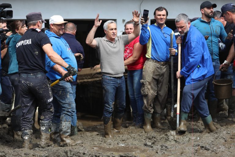 FOTO/VIDEO: Călin Georgescu, în mijlocul sinistraților. Clopote trase în localitate și sarmale împărțite oamenilor