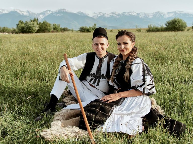 Spectacol în Piața Mare din Sibiu: „Cântecele Munților” îi aduce pe Ștefan Bănică jr, Codruța Rodean, Bogdan Cioranu și Junii Sibiului