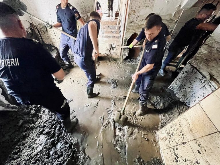 FOTO: Salvatorii sibieni, în dezastrul lăsat de natura dezlănțuită în Broșteni. „Pentru că fiecare clipă contează atunci când suferința oamenilor cere intervenție rapidă”