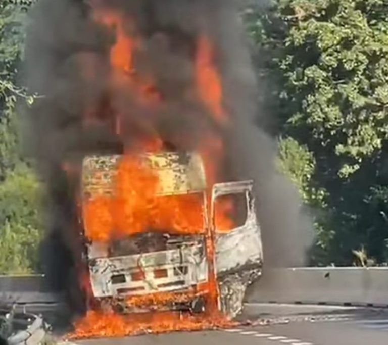 FOTO/VIDEO: Un autocamion arde ca o torță pe Valea Oltului