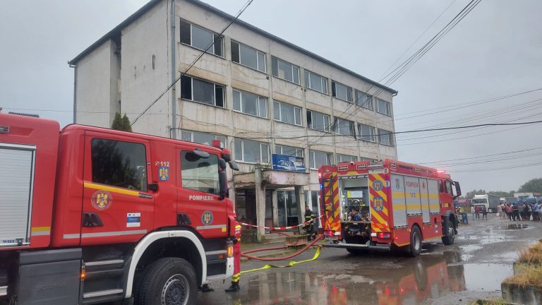 FOTO: ALERTĂ în Sibiu. A luat foc spălătoria comună dintr-un bloc. Zeci de persoane s-au autoevacuat