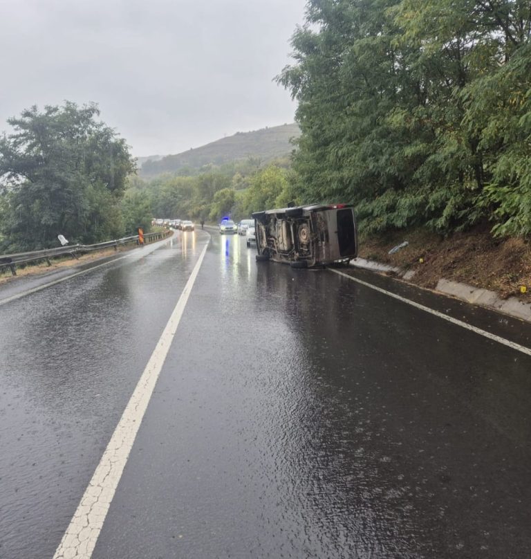 FOTO: Microbuz răsturnat pe DN 14. Trei persoane au fost rănite