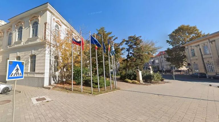 FOTO: Scandal mare într-un oraș din România. Drapelul Rusiei a fost arborat lângă cel al Ucrainei