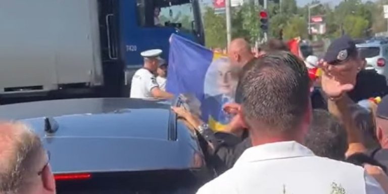 FOTO: Steag cu chipul lui Călin Georgescu, arborat de susținătorii săi. Ce riscă aceștia