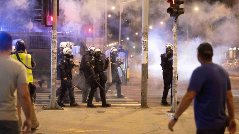 VIDEO: Confruntări violente în Serbia. Sediul partidului aflat la putere a fost incendiat