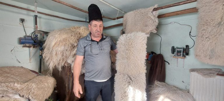 De la haina oii, la casa ciobanului. La Vasile Gîndilă, un cojocar la a doua generație