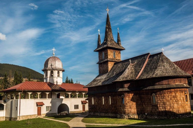 Mănăstirea Oașa invită la dialog „Cumpăna Dreptății” (juriștii) și „Arvuna” (economiștii)