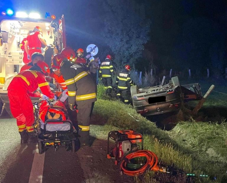 ULTIMA ORĂ/FOTO: Doi răniți grav și o mașină făcută praf într-un accident pe DN 1