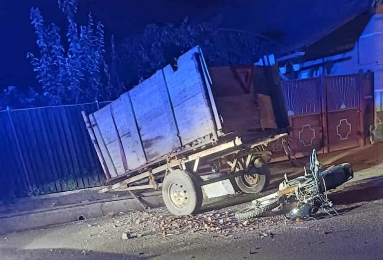 ULTIMA ORĂ: Fără permis, și-a făcut praf motocicleta într-o remorcă agricolă