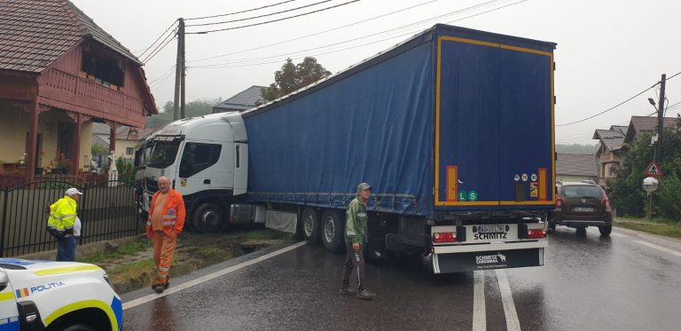 ULTIMA ORĂ/FOTO: Două camioane s-au izbit violent pe Valea Oltului. Traficul îngreunat