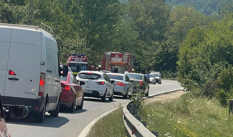 ULTIMA ORĂ: Mașină răsturnată pe Valea Oltului. Traficul este blocat total