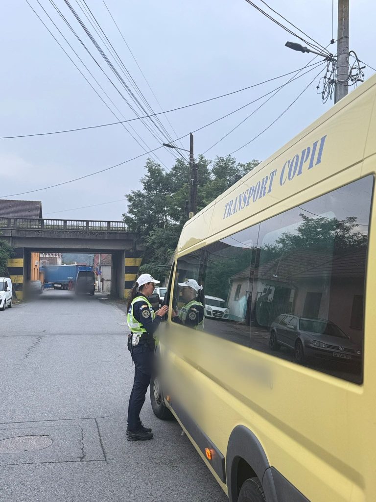 FOTO: Microbuzele pentru transportul elevilor, verificate de polițiștii sibieni în ultima săptămână