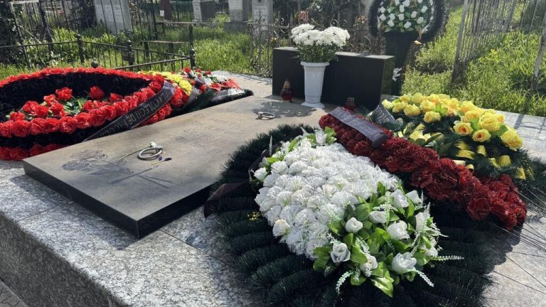 Un mare municipiu din România va interzice coroanele de flori în cimitire