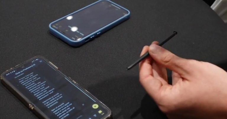 Trei tineri români au inventat creionul „deștept” care te atenționează când scrii incorect