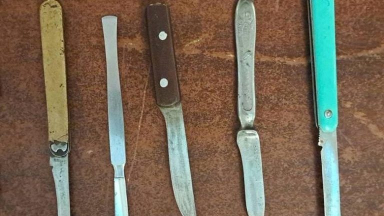 ULTIMA ORĂ/FOTO: O invitată AUR a vrut să intre cu șase cuțite în Parlament