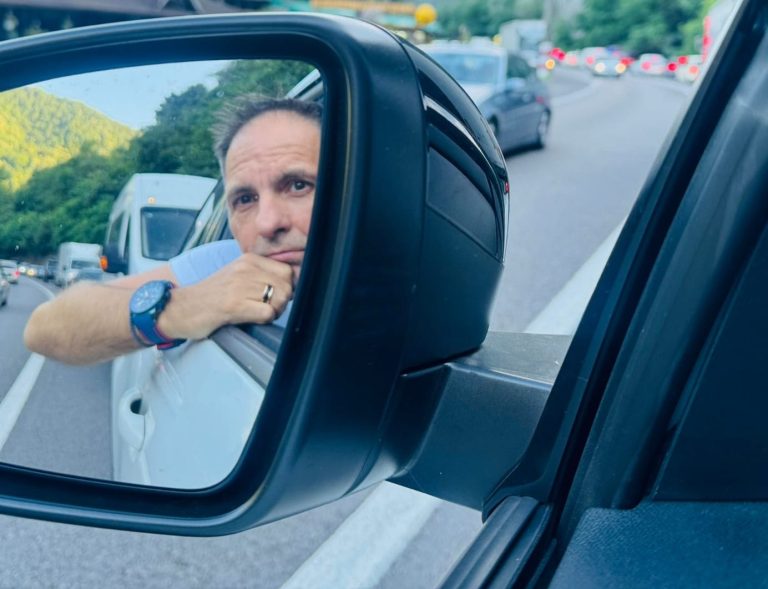 FOTO: Dan Negru tună și fulgeră după ce a rămas blocat, marți, pe Valea Oltului