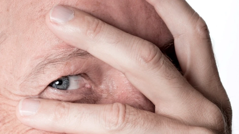 I-a fost implantat un dinte în ochi: un bărbat orb și-a recăpătat vederea