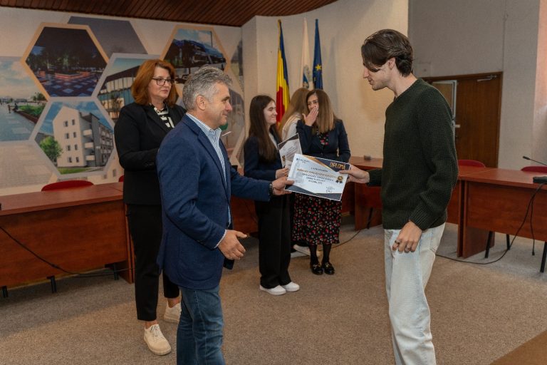 Premii pentru cei mai buni elevi din Mediaș: 24 de tineri primesc câte 1.000 de lei
